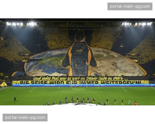 温情时刻：拜仁球迷在伯纳乌看台展示支持重伤队友的巨型Tifo