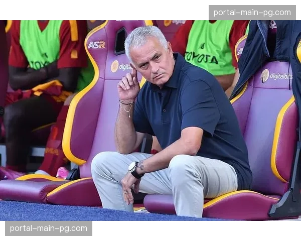 穆里尼奥现身训练场观摩罗马训练，引发媒体猜测